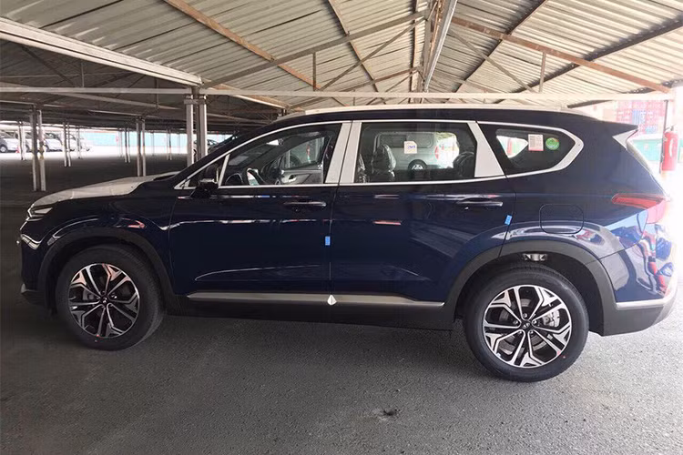 Hyundai Santa Fe hoàn toàn mới có kích thước Dài x Rộng x Cao 4.770 x 1.890 x 1.680 mm, chiều dài cơ sở đạt 2.765 mm. So với thế hệ tiền nhiệu, chiếc SUV của Hyundai nay dài hơn 70 mm, rộng hơn 10 mm trong khi khoảng cách hai trục tăng thêm 65mm. Mẫu xe này lột xác hoàn toàn với phong cách hầm hố và cơ bắp hơn.