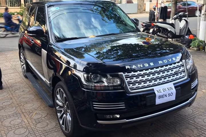 Ở ngoại hình, bản nâng cấp Range Rover Autobiography LWB đời 2018 nhập khẩu tư nhân có lưới tản nhiệt và đèn hậu thiết kế lại, đèn pha Pixel-Laser LED có chức năng tự điều chỉnh góc chiếu. Cản va sau cũng được thiết kế lại làm lộ hẳn ra ống xả của xe.