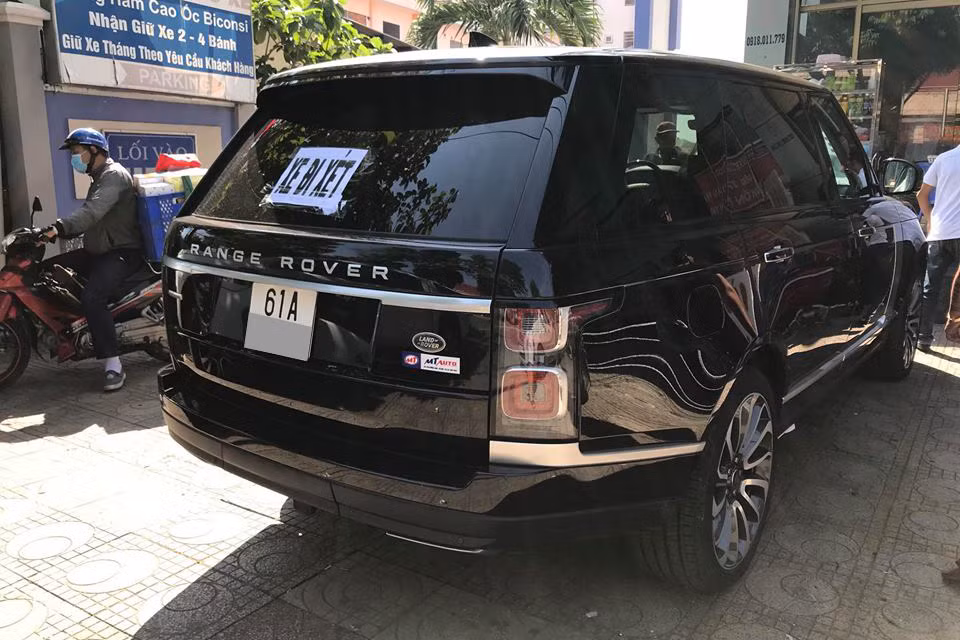 Range Rover Autobiography LWB 2018 có giá 14 tỷ đồng mới tìm thấy chủ nhân ở Bình Dương có ngoại thất màu đen và bên trong khoang lái là màu da bò. Do thuộc phiên bản trục cơ sở dài nên bên trong khoang lái chiếc SUV hạng sang này khá rộng rãi với hàng ghế thứ 2 thêm 186 mm chiều dài để chân.