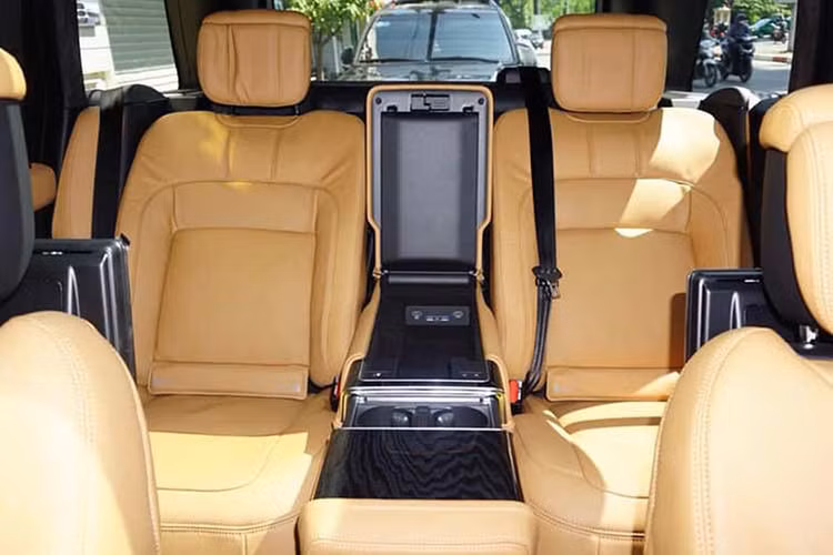Bên trong khoang lái Range Rover Autobiography LWB đời 2018 nổi bật với hệ thống giải trí InControl Touch Pro Duo sử dụng 2 màn hình cảm ứng 10 inch trên bảng điều khiển trung tâm, hàng ghế trước chỉnh điện và nhớ 3 vị trí, hàng ghế sau có thêm 2 màn hình giải trí 10 inch gắn tựa đầu hàng ghế trước.