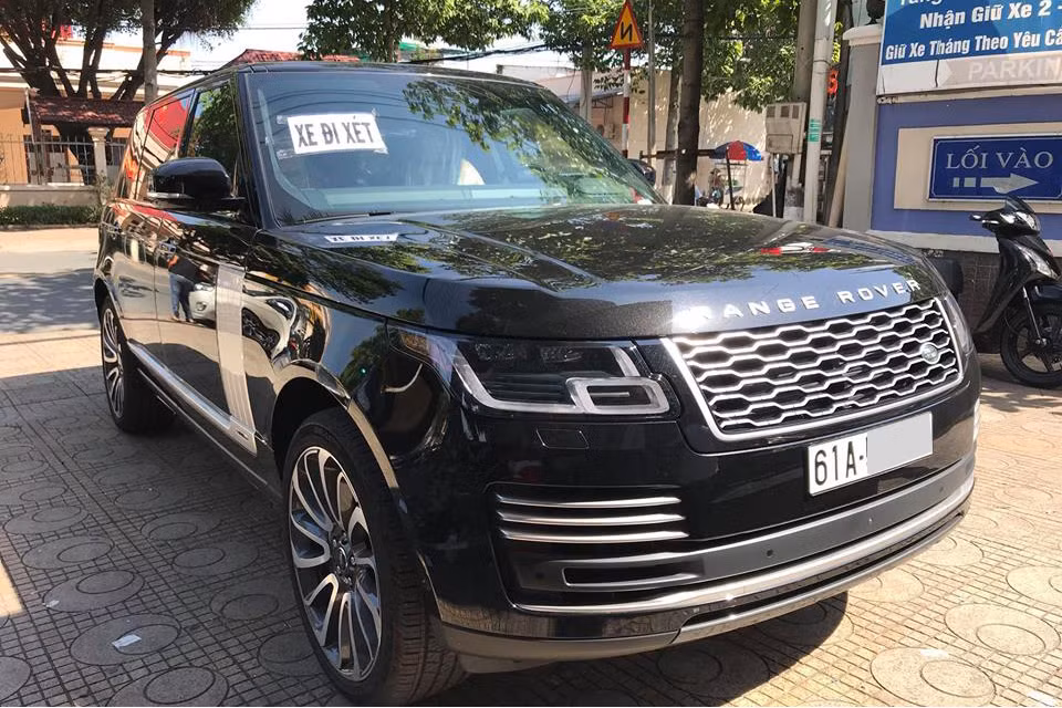 Sau chiếc Range Rover Autobiography LWB 2018 chính hãng đầu tiên ở Việt Nam và của đại gia siêu xe đình đám Minh Nhựa mới ra biển trắng, giới mê xe tại Bình Dương lại xôn xao trước việc một doanh nhân tại đây tậu tiếp chiếc Range Rover Autobiography LWB 2018 khác.