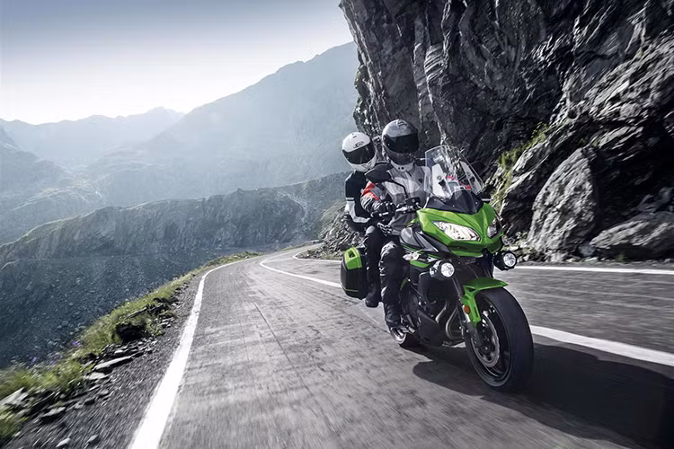 Mặc dù khối động cơ này cùng dung tích với Ninja 650 nhưng được điều chỉnh để tăng mô-men xoắn. Bên cạnh đó, mẫu xe mới này cũng được hãng xe máy Kawasaki cải tiến để giảm độ rung trên thế hệ trước đây bằng việc gắn thêm những miếng lót cao su ở động cơ và tay lái.