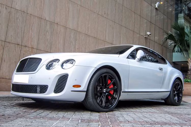 Supersports nhẹ hơn 110 kg so với Continental GT Speed. Cánh gió sẽ tự động dựng khi xe đạt vận tốc trên 80 km/h. Bentley Continental Supersports có giá 270.000 USD tại Mỹ. Xe đã dừng sản xuất từ 2010.