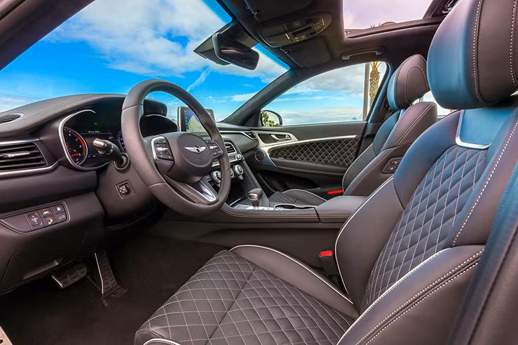 Cả 2 động cơ được trang bị trên Genesis G70 2019 đều có thể kết hợp với hộp số tự động 8 cấp và lẫy chuyển số sau vô-lăng. Riêng bản máy 2.0L tăng áp dẫn động cầu sau còn có lựa chọn hộp số sàn 6 cấp.