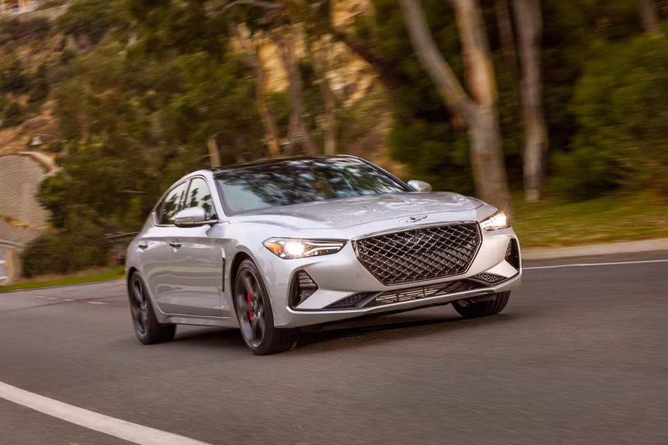 Mẫu xe sang Genesis G70 phiên bản 2019 vừa được công bố có ngoại hình được thiết kế trẻ trung, thân xe với các đường gân dập chìm mạnh mẽ, tạo cho xe khả năng gây ấn tượng mạnh về thị giác.