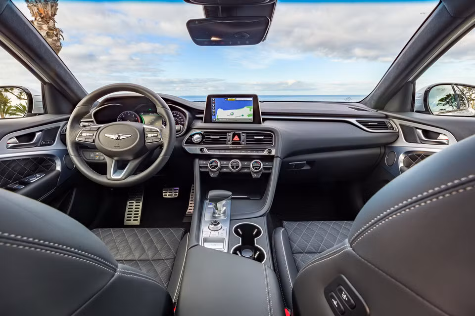 Bên trong, Genesis G70 2019 được trang bị màn hình cảm 8 inch, hỗ trợ MirrorLink, Apple CarPlay và Android Auto. Bản cao cấp nhất có hệ thống âm thanh vòm Lexicon 15 loa, nhiều chi tiết làm từ nhôm, thành cửa bọc da Quilt, vô-lăng 3 chấu bọc da tích hợp nhiều phím chức năng, nút chuyển giữa 5 chế độ lái độc đáo...