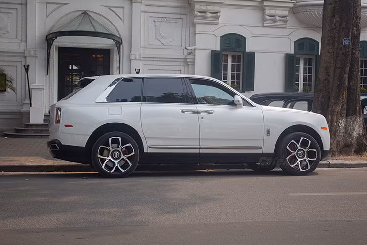 Ngoại thất của siêu SUV Rolls-Royce Cullinan là dáng vẻ bề thế khác biệt những dòng xe khác đang có mặt ở Việt Nam. Phần đầu xe vẫn là hệ thống lưới tản nhiệt mạ crom không khác nhiều so với “người anh em” Phantom, khu vực này cũng được tích hợp camera quan sát phía trước, biểu tượng Spirit of Ecstasy được chế tác thủ công cũng xuất hiện như thường lệ và có thể hạ xuống. Đèn pha của Rolls-Royce Cullinan vẫn mang phong cách thiết kế hình chữ nhật quen thuộc với hệ thống bóng LED.