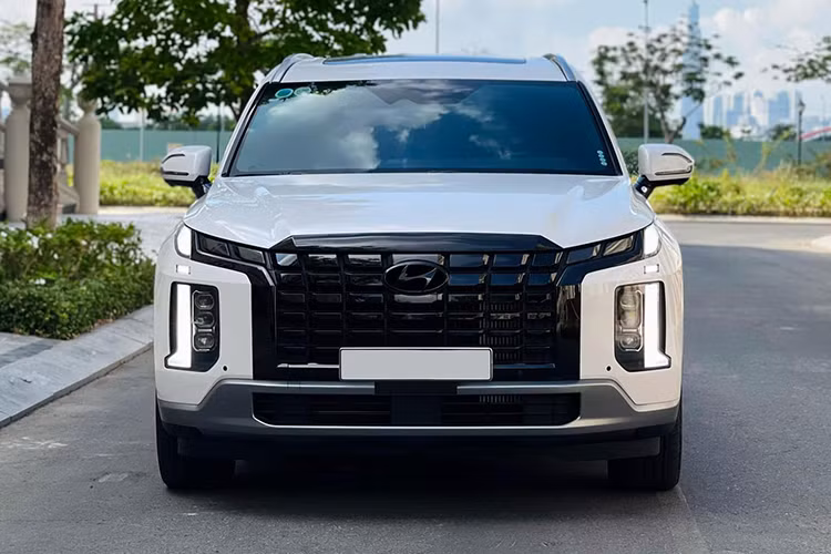 Ngoại thất Hyundai Palisade nổi bật với lưới tản nhiệt Cascading Grille cỡ lớn, hệ thống đèn pha 2 tầng, tích hợp công nghệ LED Projector toàn phần cùng đèn LED định vị ban ngày DRL tạo hình chữ "T" đặt dọc. Mâm hợp kim kích thước 18 inch hoặc 20 inch phối với vòm bánh xe đậm chất cơ bắp...