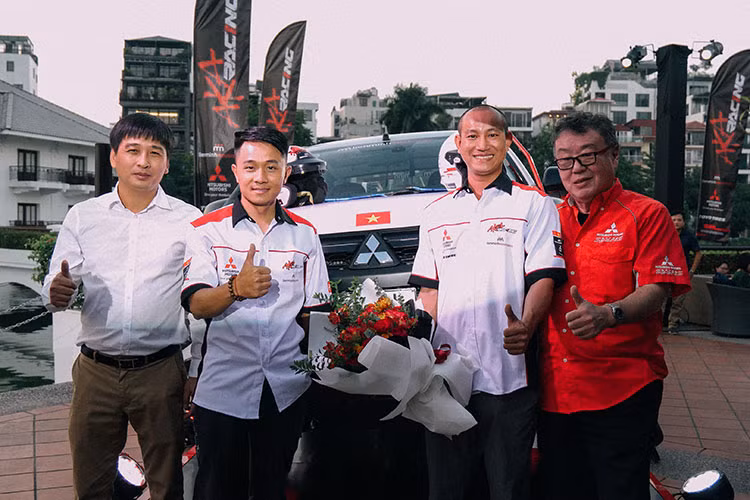 Đội đua xe đường trường chuyên nghiệp đầu tiên của Việt Nam - AKA Racing xuất hiên tại triển lãm ôtô Việt Nam - VMS 2022, đã nhận được nhiều sự quan tâm từ các đơn vị truyền thông báo chí và khán giả cả nước, đặc biệt là cộng đồng mê xe yêu tốc độ và đam mê máy móc kỹ thuật. Và mới đây, Mitsubishi Triton và AKA Racing đã có mặt tại Hà Nội để chuẩn bị cho Giải đua đường trường xuyên quốc gia AXCR 2022.