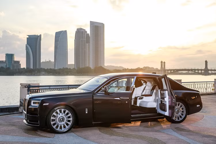 Vẫn hình thức đặc trưng khó lẫn, nhưng Phantom mới có lưới tản nhiệt cao hơn, nên biểu tượng Spirit of Ecstasy trên mũi xe cũng nhô cao hơn trước khoảng 12mm. Ngoài việc gia tăng kích thước, lưới tản nhiệt còn được tích hợp liền khung, tạo vẻ hiện đại và bớt rườm rà.