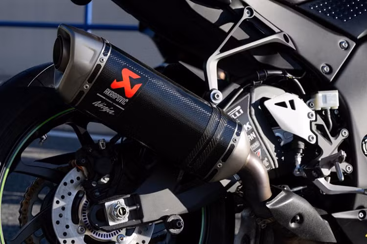 Ngoài những đặc quyền trên, siêu môtô Ninja ZX-10RR Winter Test Edition không khác bản thường đang bán ra thị trường về mặt kỹ thụât.