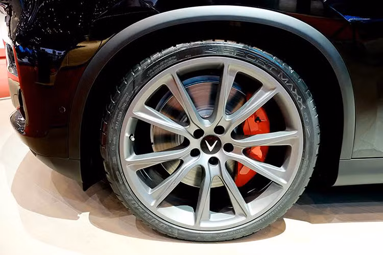 Bên cạnh đó là bộ mâm thể thao cỡ lớn 22 inch thiết kế 5 chấu kép màu xám đi kèm lốp Dunlop Sport MAXX. Ở phần đuôi của phiên bản đặc biệt này còn có logo "LUX V8 Limited Edition" ghi dấu ấn cho mẫu xe. 
