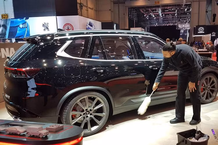 Theo VinFast dự kiến, giá xe VinFast Lux V8 Limited Edition chưa được nhắc đến nhưng mẫu xe này có thể sẽ được sản xuất với số lượng hạn chế và bán ra thị trường trong năm 2020. Hiện tại, những chiếc xe VinFast Lux bản thương mại cũng đang được hoàn thiện tại nhà máy ở Hải Phòng để ngày 6/3 có thể xuất xưởng và đưa ra thử nghiệm.