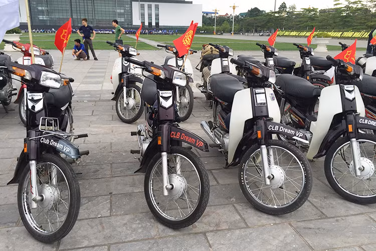 Không giống như những người chơi các dòng xe khác như: xe phân khối lớn, xe cào cào, xe thể thao, hay các dòng xe XHCN… bởi đơn giản Dream bây giờ là xe đa dụng, xe của mọi nhà chứ không như những chiếc xe mang tên “giấc mơ” của những năm 80, 90. Chính vì vậy hiện nay chơi Dream chủ yếu vẫn laf những người trẻ, năng động và cá tính.