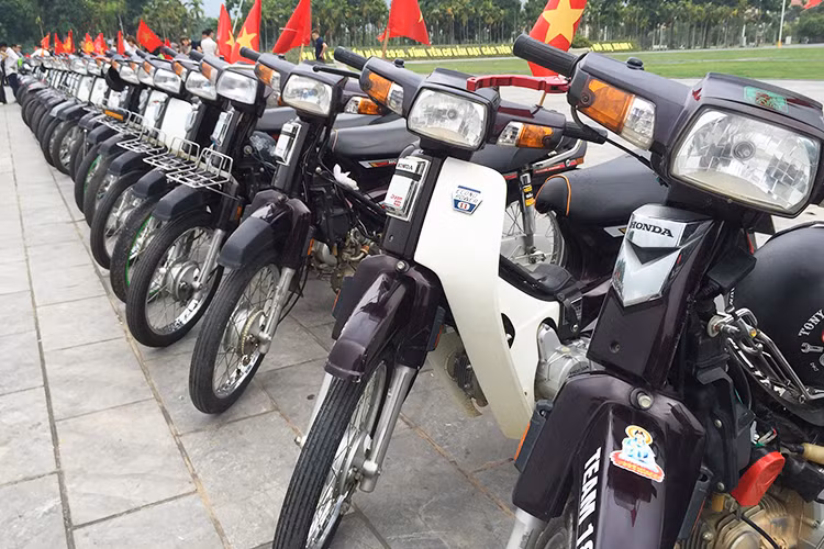 Mang trên mình động cơ bền bỉ, mầu mận chín quyến rũ, giảm xóc êm ái, kiểu dáng không bị lỗi mốt, dễ đi, dễ sửa và phù hợp cho mọi lứa tuổi… đó là những yếu tố tạo nên một mẫu xe được ví như “huyền thoại” và là một trong những mẫu xe được ưa chuộng nhất của Honda sau hàng chục năm có mặt tại thị trường xe máy Việt.