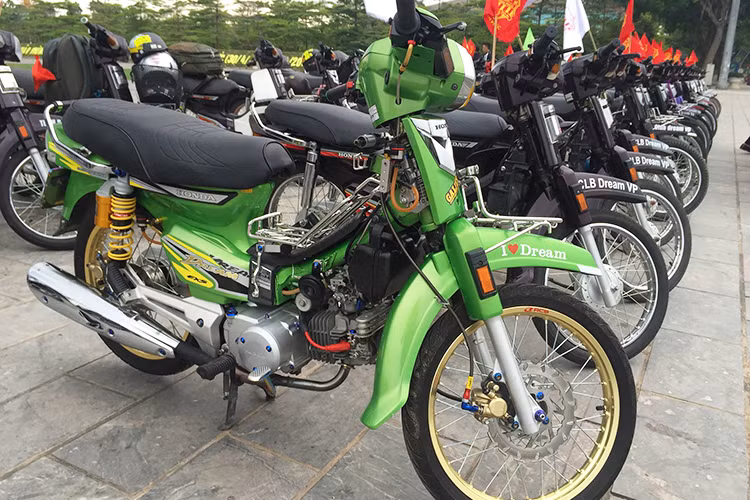 Sau khi tập trung tại Vĩnh Phúc, hàng trăm người đam mê xe Dream đã cùng di chuyển tới buổi hội ngộ để có thể ăn mừng, đồng thời tạo sự giao lưu giữa các CLB Dream từ khắp các tỉnh thành đổ về. Tại đây, ngoài việc chia sẻ về niềm đam mê xe máy Dream II, người chơi còn giao lêu học hỏi lẫn nhau về việc sửa xe, độ xe,... hay những cung đường phượt.