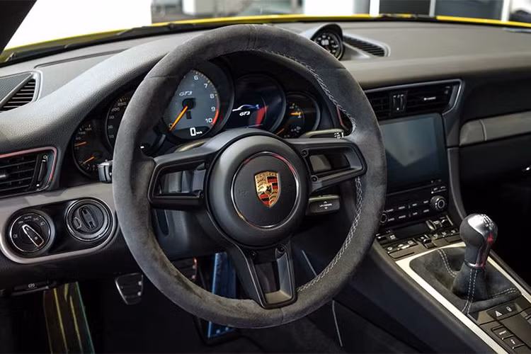 Bên trong khoang lái của Porsche 911 GT3 2018 sang chảnh đến bất ngờ, các trang bị bao gồm; hệ thống ghế ngồi thể thao được tinh chỉnh lại để giúp người ngồi thoải mái hơn, ghế lái chỉnh điện 18 hướng. Khoang điều khiện rộng thoáng với nhiều trang bị thiết bị công nghệ hiện đại.