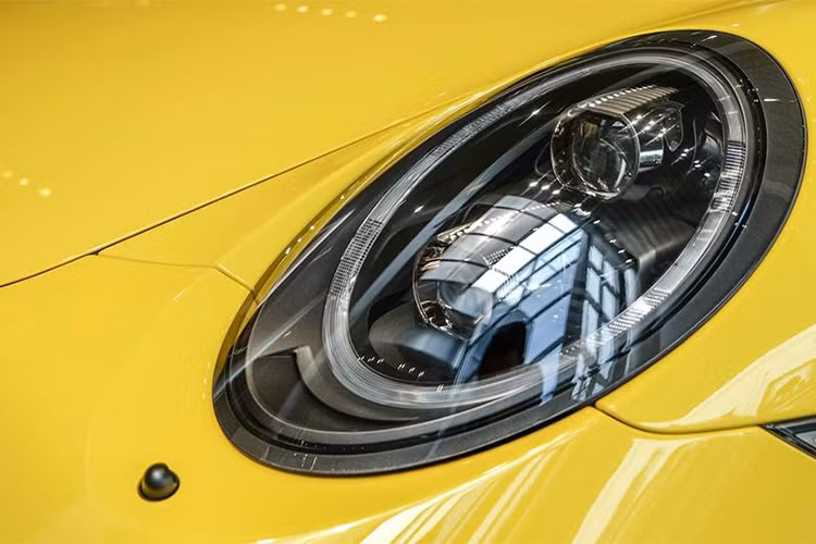 Ngoài ra mẫu xe thể thao nhà Porsche còn có đèn pha và đèn hậu LED 3 chiều mới. 2 bên thân xe không có sự thay đổi nhiều so với bản trước đây.