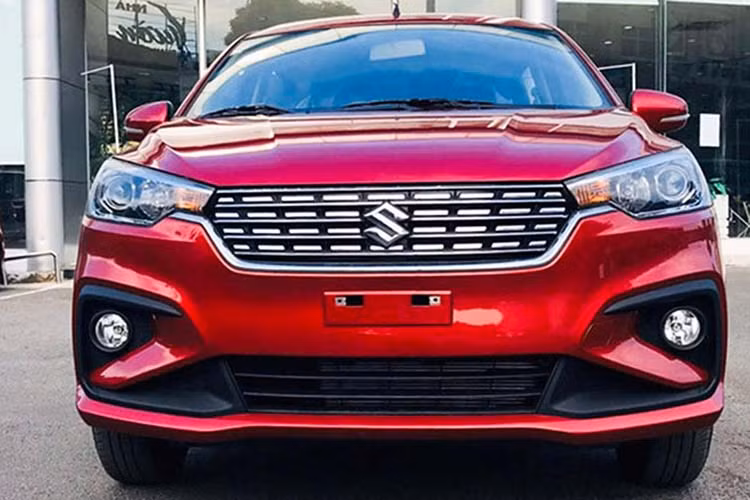 Ngoại thất của Ertiga Limited 2020 không khác biệt nhiều so với phiên bản cũ. Xe sở hữu cụm lưới tản nhiệt cỡ lớn mạ chrome sáng bóng và nối liền đèn pha halogen thấu kính projector, phía bên dưới là cụm đèn sương mù được bố trí nằm trong ốp nhựa giả hốc gió không có thay đổi.