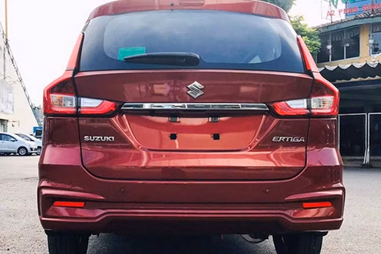 Điểm khác biệt của xe so với phiên bản thường, cụ thể bản Limited GLX sẽ được trang bị bộ mâm hợp kim phối 2 tông màu tương phản thể thao giống Suzuki Ertiga Sport đang được bán ra tại thị trường Ấn Độ. 