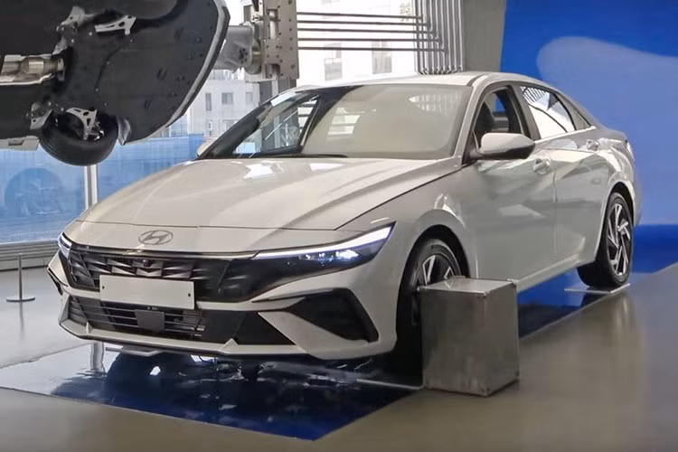 Sau nhiều thông tin rò rỉ, Hyundai Elantra 2024 mới vừa chính thức ra mắt tại thị trường Hàn Quốc. Đây là phiên bản nâng cấp giữa vòng đời của Elantra thế hệ thứ 7 đã ra mắt thị trường vào năm 2020.