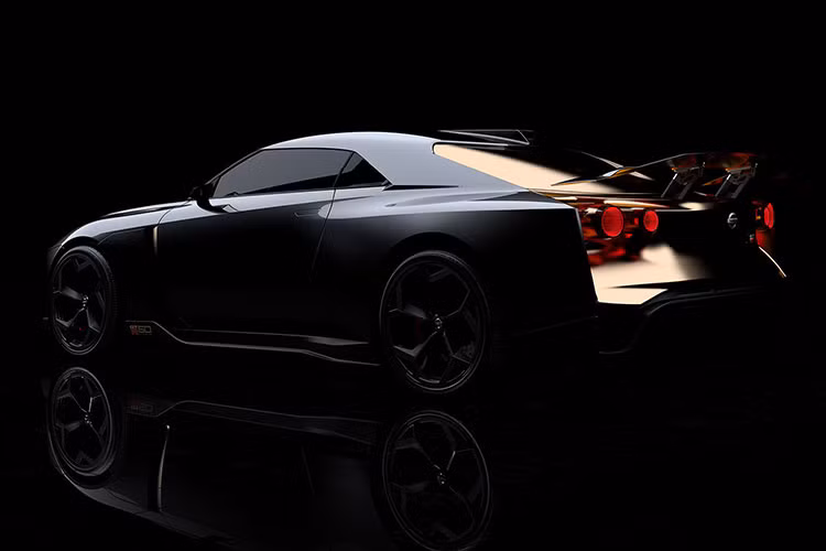 Kiệt tác Nissan GT-R50 kỷ niệm 50 năm ra đời này gây ấn tượng bởi nước sơn đen tối màu kết hợp với các chi tiết mạ vàng quanh ngoại thất.