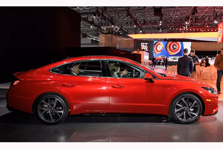 Lấy cảm hứng từ Hyundai Le Fil Rouge Concept ra mắt trong triển lãm Ô tô Geneva 2018, Hyundai Sonata thế hệ thứ 8 được áp dụng ngôn ngữ thiết kế Sensuous Sportiness. Nhờ phong cách thiết kế mới, hệ số lực cản không khí của mẫu xe này giảm xuống còn 0,27 Cd.