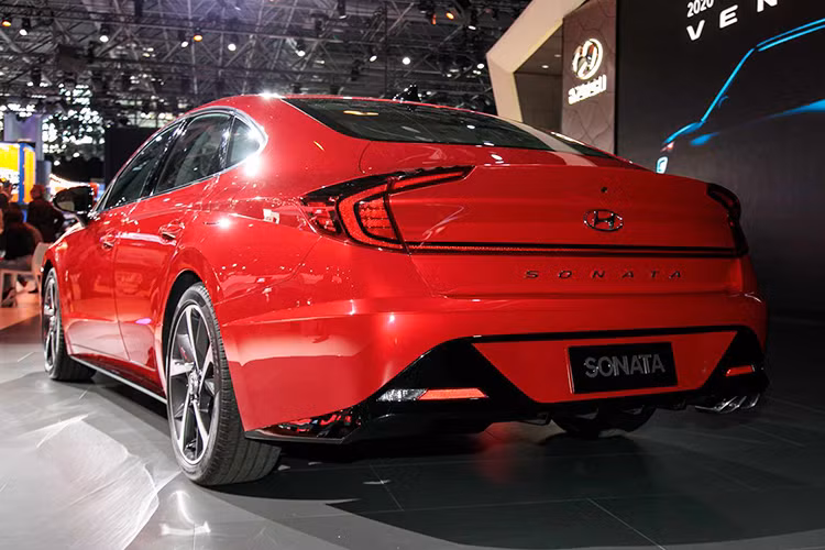 Phía sau Hyundai Sonata 2020 cũng có thiết kế vô cùng độc đáo khi nối liền với nhau bằng một dải thanh mảnh trên nắp cốp theo phong cách của SantaFe 2019 dành cho thị trường Trung Quốc. Cụm đèn hậu có thiết kế hình chữ C liên tưởng đến Hyundai Elantra 2019. Cuối cùng, đèn sương mù /phản quang bao quanh khu vực lắp biển số trên cản sau.