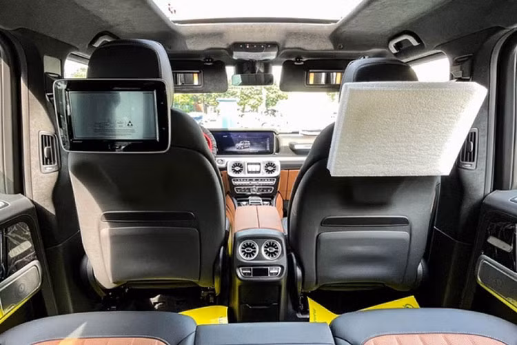 Bên trong xe còn được trang bị cửa sổ trời tại khoang lái có khả năng đóng mở điện, màn hình giải trí kích thước vừa đặt nổi tại trung tâm bảng điều khiển. Mercedes-Benz G63 AMG được trang bị ghế ngồi thể thao AMG, tích hợp Massage, sưởi và thông gió. Phanh tay cơ bọc da. Hệ thống âm thanh Harman Kardon...