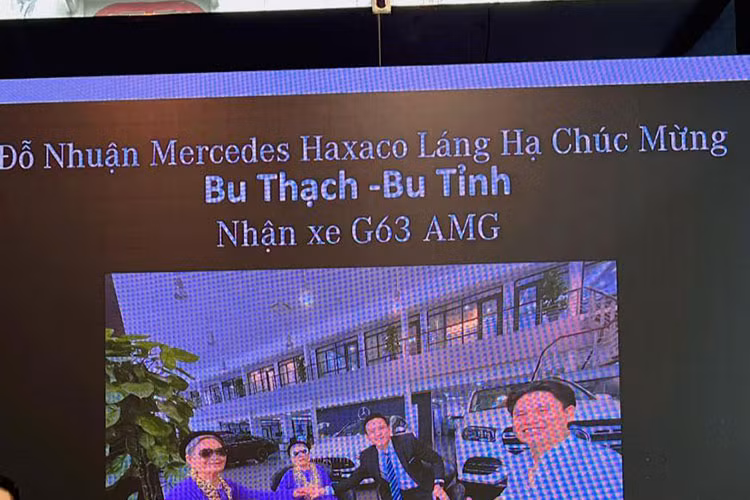 Theo quan sát hình ảnh hai cụ bà đeo kính đen, xích vàng với phong cách "tấu hài" đứng bên cạnh chiếc Mercedes-Benz G63, đây rất có thể là màn câu view nhằm tăng lượng tương tác cho kênh bán hàng của showroom Mercedes-Benz chính hãng tại Hà Nội. Điều này cũng nhằm kích cầu doanh số bán xe vốn đang rất ảm đạm thời gian qua do "tháng cô hồn".