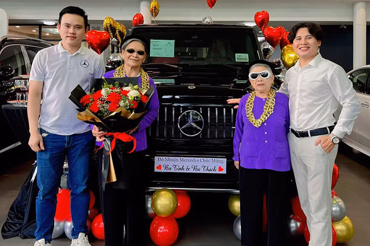 Được biết, hai cụ bà dắt tay nhau đi tậu chiếc xe "SUV vạn người mê" Mercedes-Benz G63 tại Hà Nội này có tên là Bu Thạch và Bu Tỉnh, đây là hai tick tocker khá có tiếng trên mạng xã hội thời gian qua với những clips ngắn lên tới cả triệu view, gây sốt cộng đồng mạng.