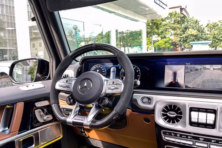 Nội thất của xe được trang bị gói AMG như; ghế ngồi thể thao, cần sang số bọc da sang trọng cùng bảng điều khiển với màn hình hiển thị lớn đáp ứng nhu cầu giải trí và các tính năng off-road. Hàng ghế sau được bọc da cao cấp, thân ghế là các đường gân dập nổi tiện dụng và êm ái cho người dùng.