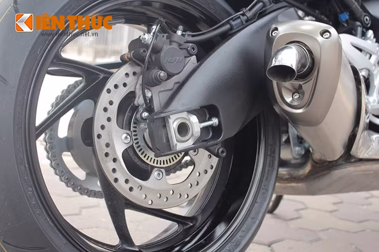 Kích thước tổng thể của Suzuki GSX-S1000 2015 là 2.115 mm dài, 795 mm rộng và 1.080 mm cao, chiều dài cơ sở 1.460 mm. Độ cao yên xe 815 mm. Trọng lượng ướt 215 kg.