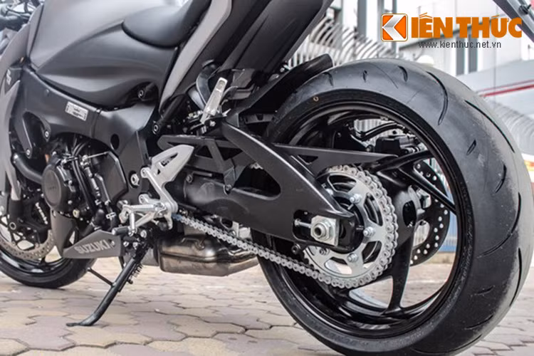 Cung cấp sức mạnh cho GSX-S1000 2015 là động cơ 4 xi-lanh thẳng hàng dung tích 999 phân khối, DOHC, làm mát bằng dung dịch kế thừa từ mẫu sportbike GSX-R1000 2008.