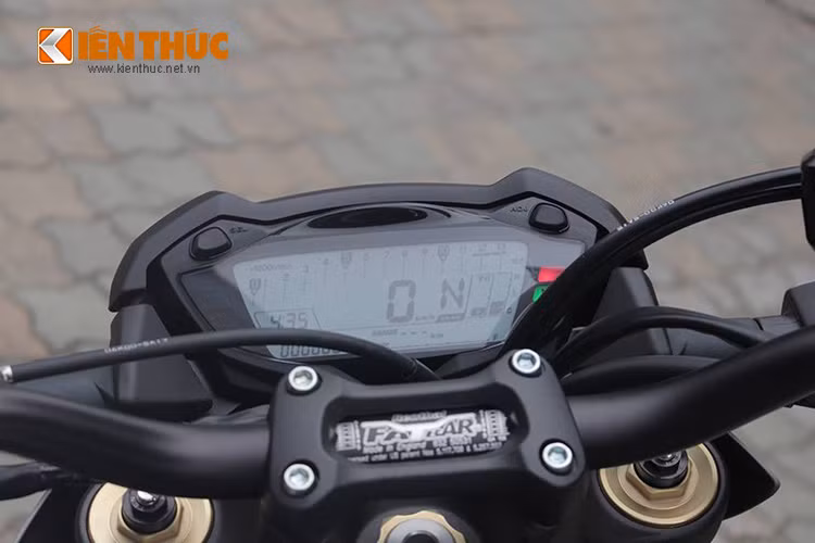 Đồng hồ công tơ mét dạng màn hình hiển thị LCD với khá nhiều thông tin chi tiết về xe như tốc độ, vòng tua, số, các chế độ lái, báo nhiên liệu,...