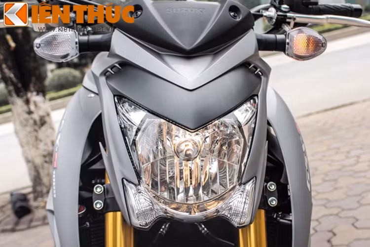 Đầu xe thiết kế hầm hố với đèn pha đơn cỡ lớn phía trước mang đậm kiểu dáng thể thao và được tích hợp 2 bóng LED định vị. Cụm đèn báo rẽ được bố trí độc lập.