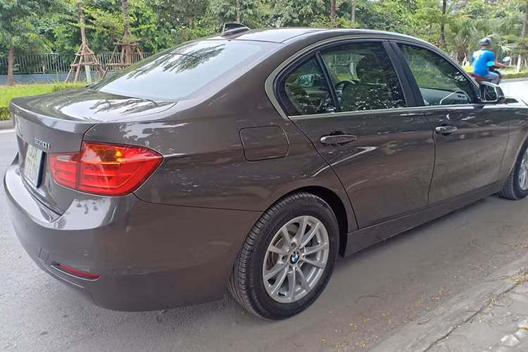 BMW 320i F30 cũng được trang bị hệ thống Driving Experience Control. Ngoài 3 chế độ cơ bản là Comfort, Sport và Sport+ , còn có một chế độ được cài đặt thêm là Eco Pro, chế độ này có thể giảm mức tiêu thụ nhiên liệu lên đến 20% (theo công bố của nhà sản xuất vào thời điểm đó).