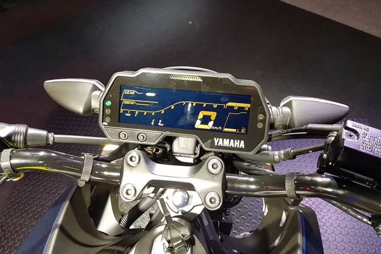Như đã nói ở trên, xe được phát triển từ khung gầm của Yamaha R15 V3.0, nên phần khung chính của xe là loại delta box. Đuôi xe có thiết kế gọn gàng và sắc sảo, nổi bật với đèn phanh dạng LED, cặp đèn xinhan sau vẫn là bóng halogen tích hợp ở pad biển số.