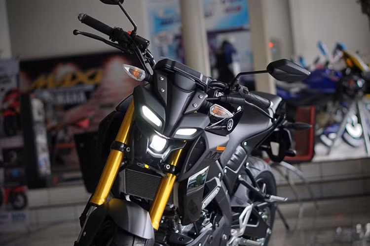 Tổng thể xe có thiết kế thể thao và hầm hố với kiểu dáng naked-bike, để lộ hoàn toàn động cơ và phần đầu đèn bố trí gắn vào hệ thống treo trước. Xe được trang bị đèn pha và đèn định vị DRL dạng LED, trong đó đèn pha thuộc dạng đèn projector giúp tập trung sáng tốt, tăng hiệu quả chiếu sáng.