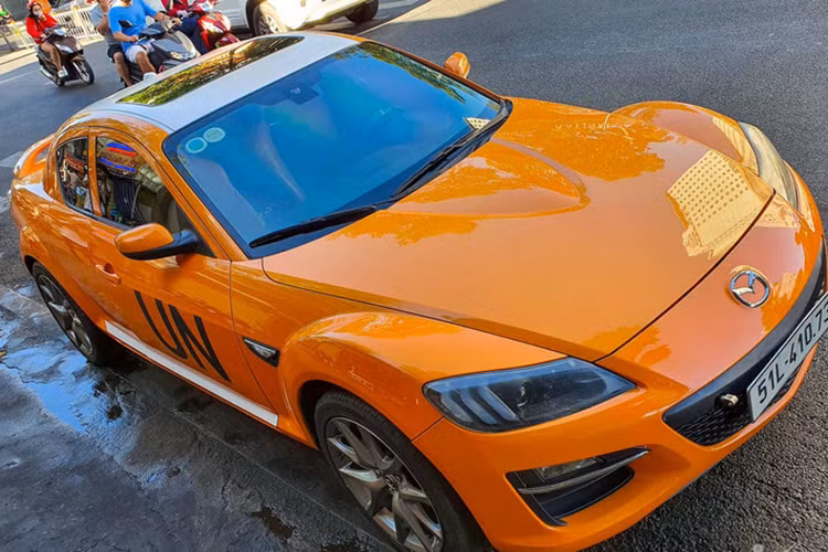 RX-8 đã ngừng sản xuất vào năm 2012 và đây là năm cuối cùng mẫu xe này có mặt trên thị trường. RX-8 bị loại khỏi thị trường châu Âu vào năm 2010 sau khi xe không đạt tiêu chuẩn khí thải. Do doanh số bán hàng từ châu Âu giảm cùng với giá đồng yên tăng, Mazda không thể biện minh cho việc tiếp tục bán RX-8 ở các thị trường khác.