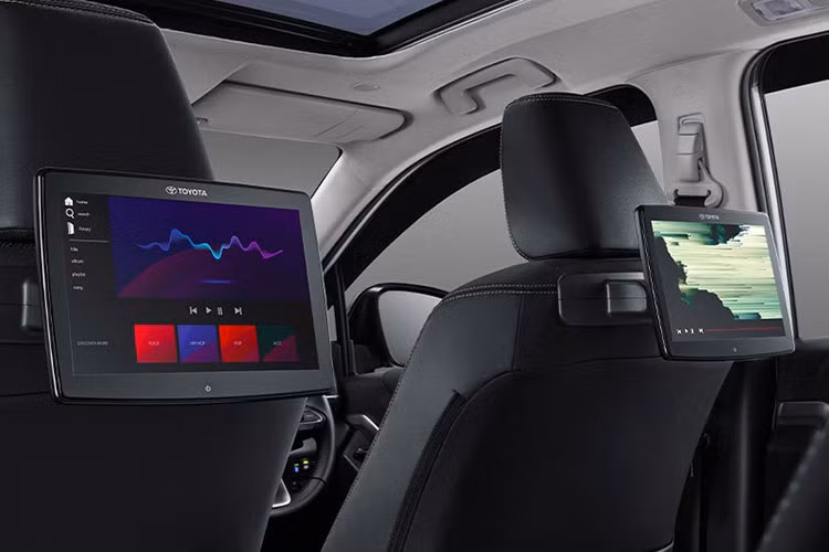 Mẫu MPV hạng trung này được phát triển trên cấu trúc khung gầm liền khối TNGA-C thay vì hình thang như thế hệ cũ. Bên cạnh đó, hệ dẫn động của xe cũng được thay đổi từ cầu sau sang cầu trước. Toyota Innova HyCross 2023 bán tại Ấn Độ có các cấu hình nội thất 7 chỗ và 8 chỗ. 
