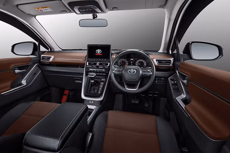 So về kích thước, Toyota Innova HyCross 2023 dài và rộng hơn nhưng vẫn giữ nguyên chiều cao, khoảng sáng gầm cũng như góc thoát. Với chiều dài cơ sở được tăng thêm 100 mm, không gian nội thất của xe cũng trở nên rộng rãi hơn.