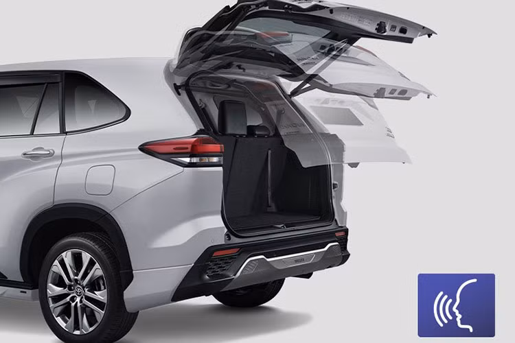 Mặt trước của xe có thiết kế thẳng đứng hơn, lưới tản nhiệt hình thang được mạ crôm xung quanh với các chi tiết màu đen bắt mắt. Cụm đèn pha projector LED được chia làm 2 phần và ở các phiên bản cao cấp còn có đèn LED định vị ban ngày mới.