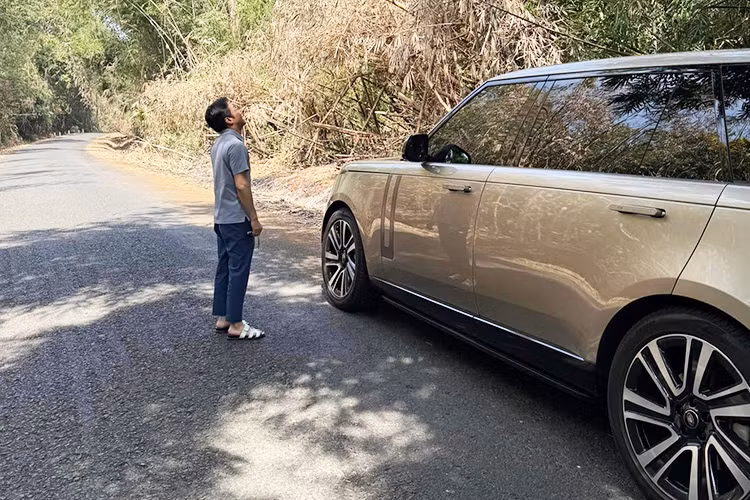 Chiếc Range Rover của Cường Đô la được mua vào 2 năm trước và hiện nó vẫn là người bạn đáng tin cậy mỗi khi đi xa. Nhưng ở dịp cuối năm, anh đã có trải nghiệm rất lạ là bị lạc đường ở vườn quốc gia Bù Gia Mập, 1 con đường rất đẹp.