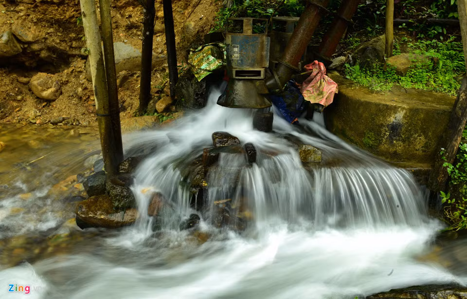 Khó khăn lớn nhất ở trang trại cá hồi lớn nhất miền Bắc là không có điện lưới. Thuỷ điện chỉ có công suất khoảng 4 Kw, trong khi muốn ấp trứng cá hồi thì phải có dàn lạnh chạy điện công suất lớn. Chị Thanh vẫn phải nhập trứng cá hồi từ nước ngoài qua đường máy bay, thuê ấp ở Sapa rồi chuyển về nuôi