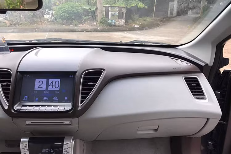 Ngoài ra, ở khu vực bảng đồng hồ, các thông số như tốc độ, vòng tua máy, nhiệt độ động cơ, mức nhiên liệu… cũng đều được hiển thị điện tử bằng công nghệ LED với cách bố trí cấp bậc để tạo cho người lái có cảm giác về độ sâu - đây được xem là những công nghệ hiện đại thời điểm đó.