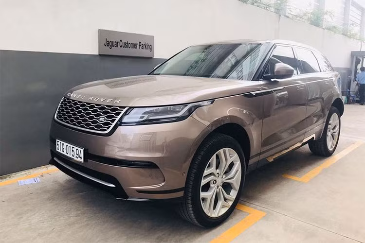 Mức giá bán lẻ của phiên bản Range Rover Velar Base SE tại thị trường Việt Nam ở mức 4,895 tỷ đồng, phiên bản Range Rover Velar R- Dynamic có giá bán từ 5,095 tỷ đồng. Đây là các mức giá bán lẻ tiêu chuẩn chưa bao gồm các tùy chọn cá nhân hóa. Bản First Edition hiện chưa có giá.