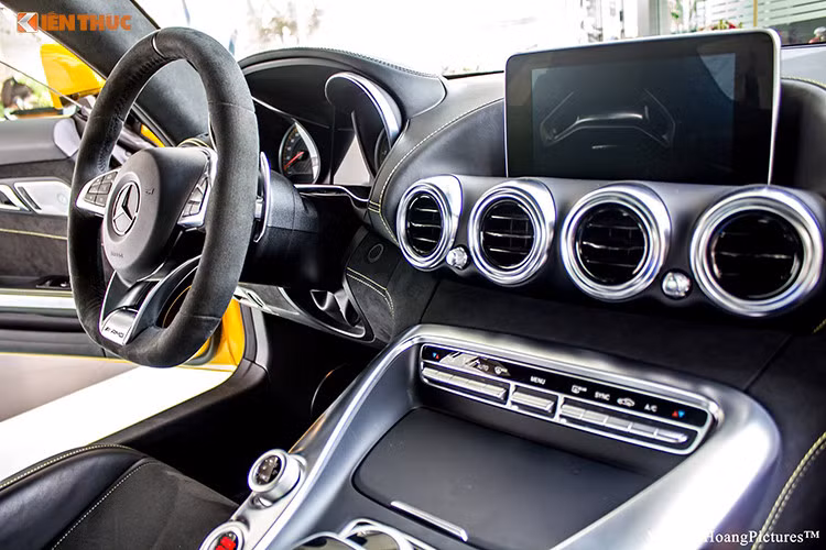 Là mẫu siêu xe thể thao hướng đến những trải nghiệm tốc độ nhưng Mercedes-AMG GT S vẫn được trang bị hàng loạt các tiện nghi cao cấp như: Ghế xe bọc da thể thao điều chỉnh điện cùng chức năng sưởi, bộ nhớ 3 vị trí cho ghế, tay lái &amp; gương chiếu hậu bên ngoài, cửa sổ trời Panorama siêu rộng,...