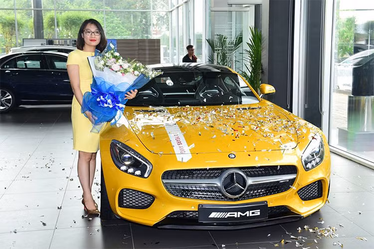 Một đại lý Mercedes-Benz chính hãng tại TP HCM vừa tổ chức buổi bàn giao xe cho một khách hàng khá đặc biệt. Vị khách này cùng lúc mua đến 2 chiếc xe, 1 trong số đó đáng chú ý là siêu xe Mercesdes-AMG GT S màu vàng từng được giới thiệu đến các khách hàng Việt lần đầu tiên vào hồi đầu tháng 1/2015 - tuy nhiên mức giá bán sẽ được giấu kín.