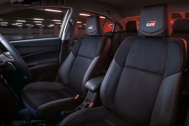 Tuy nhiên, điểm khác biệt là hộp số CVT trên GR-S cung cấp 10 tỷ số ảo ở chế độ thể thao (nhiều hơn 3 so với hộp số tiêu chuẩn của Vios).